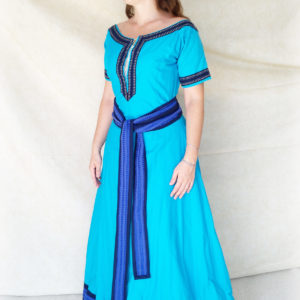 Vestido medieval azul con cinturón ancho