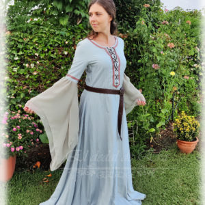 Vestido medieval con mangas de gasa.