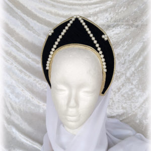 Diadema de terciopelo negro con perlas